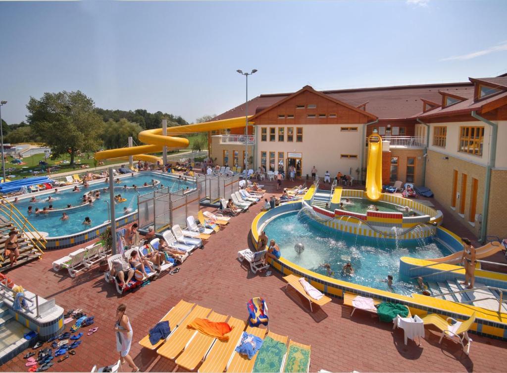 Club Mendan Aparthotel Zalakaros Bagian luar foto